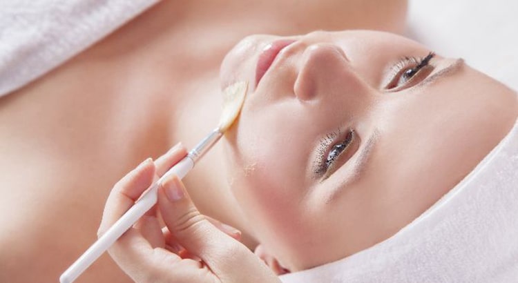 Saiba quais os benefícios da limpeza de pele, conheça o tratamento.
